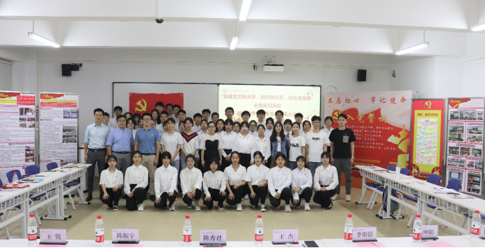 20220617信息学院开展“我是党员我光荣，时时做示范，处处当先锋”主题党日活动暨预备党员入党宣誓大会722.png