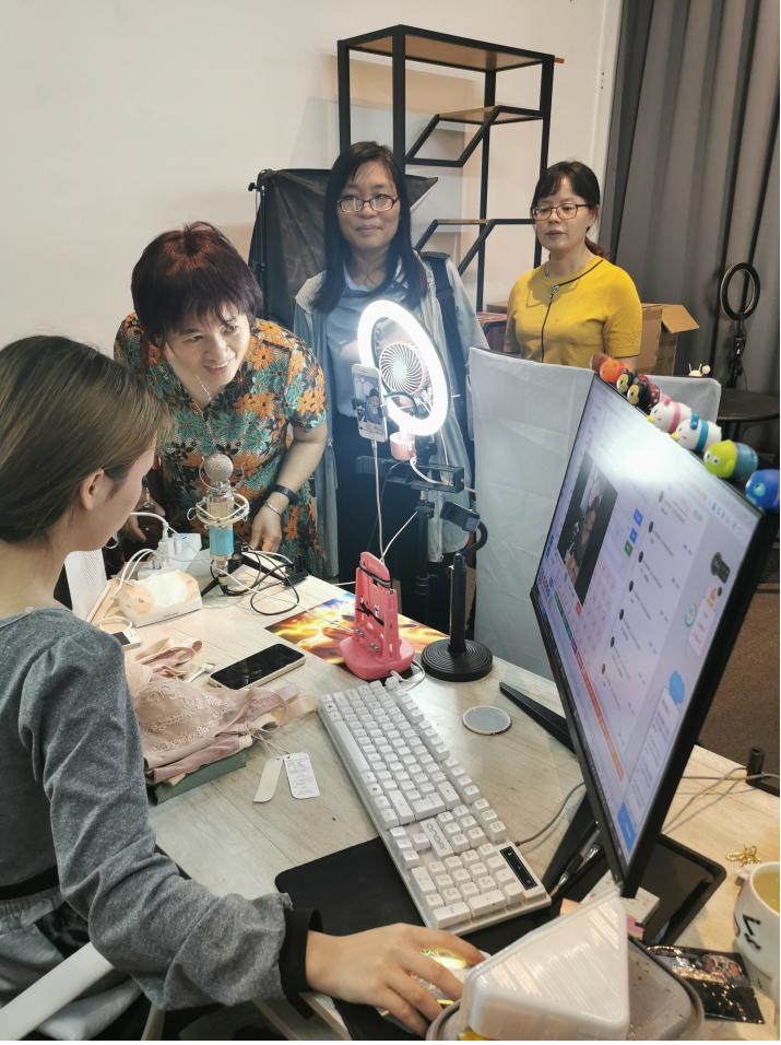 图2 运管学院调研团队参观了解电商直播室场地与设施.jpg 图2 运管学院调研团队参观了解电商直播室场地与设施.jpg