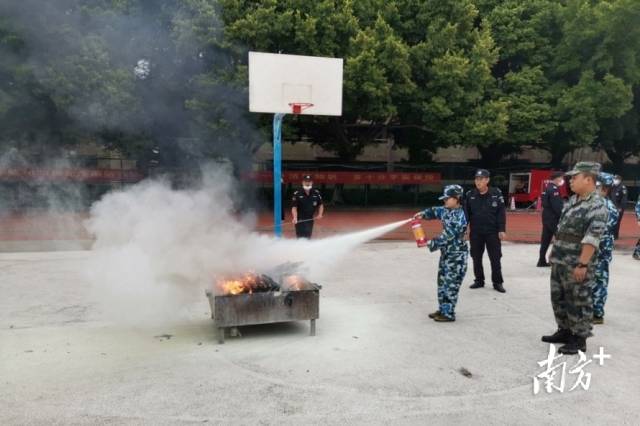 学生在实战演练中掌握灭火器使用方法。受访者供图